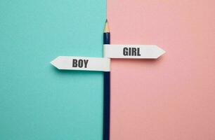 Genere uguaglianza concetto. maschio e femmina simbolo su il bilancia con equilibrio su blu sfondo. ragazza o ragazzo minimo stile, 3d rendere. foto