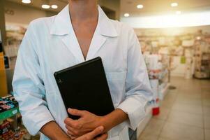 donna farmacista controlli informazione su medicinali su il tavoletta foto