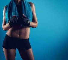 determinato ragazza a il Palestra pronto per inizio fitness lezione foto