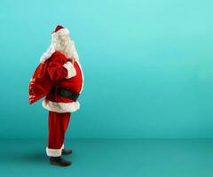 Santa Claus pronto per consegnare regali per Natale foto