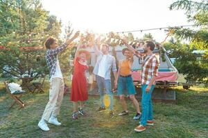 amici avere un' picnic con un' camper nel un' soleggiato giorno foto