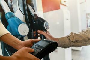 banca pos pronto per pagare per un' auto carburante rifornimento carburante foto