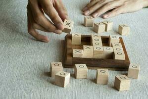 tic tac dito del piede gioco fatto di di legno blocchi con mano giocatore foto