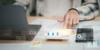 statistico analista lettura grafico rapporto e attività commerciale statistica grafici ,analisi e miglioramento di aziendale strategia ,gestire finanziario e marketing documenti , statistica e dati concetti foto