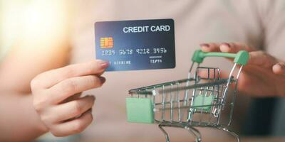 in linea pagamento concetto con credito carta ,in linea bancario servizio ,Internet pagamento ,i soldi trasferimento e servizio tassa pagamento ,finanziario transazioni con applicazione , commercio elettronico ,in linea shopping foto