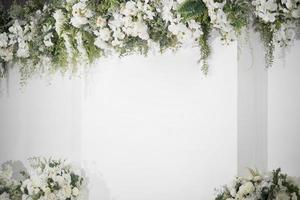 fondale di nozze con fiori e decorazioni nuziali foto