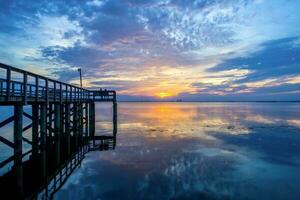 bellissimo tramonto al di sopra di mobile baia su il Alabama golfo costa foto