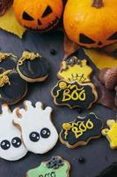 biscotti di panpepato di halloween su sfondo scuro, con halloween foto