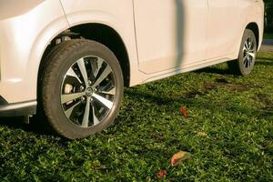 bogor Maggio 2023 - nissan livina auto è parcheggiata a un' affascinante alloggio annidato in mezzo lussureggiante alberi, la creazione di un' tranquillo ambientazione per un' famiglia vacanza foto