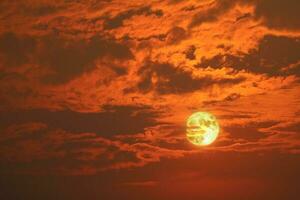 pieno sangue neve Luna indietro buio rosso nube su il notte cielo foto