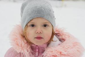 bella bambina, guardando la fotocamera, ritratto invernale foto