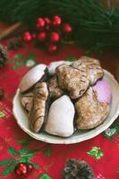 biscotti di panpepato sul tavolo, con decorazioni natalizie festive