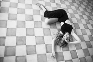 giovane donna posa giù su il pavimento foto
