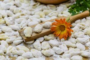 fatti in casa Gnocchi, preparato su il tavolo con ingredienti. foto