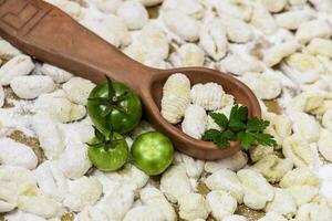 fatti in casa Gnocchi, preparato su il tavolo con ingredienti. foto