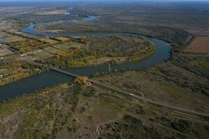 rio negro paesaggio nel patagonia, passaggio attraverso il città di generale conesa, argentina. foto