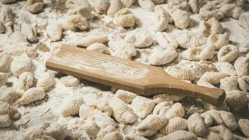 fatti in casa Gnocchi, preparato su il tavolo con ingredienti. foto