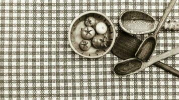 rustico di legno cucchiai amd pomodori su il tavolo. foto