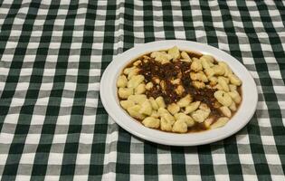 piatto di fatti in casa Gnocchi con pomodoro salsa foto