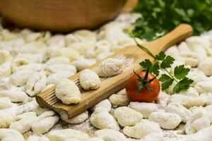 fatti in casa Gnocchi, preparato su il tavolo con ingredienti. foto