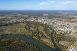 rio negro paesaggio nel patagonia, passaggio attraverso il città di generale conesa, argentina. foto