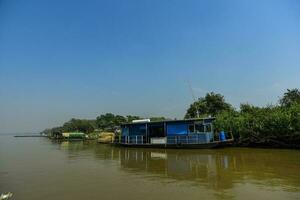 fiume paesaggio, casa barca e giungla, pantanal, brasile foto