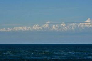 marino paesaggio con nuvole, patagonia, argentina. foto