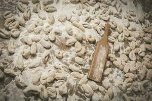 fatti in casa Gnocchi, preparato su il tavolo con ingredienti. foto