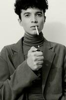 sigaretta uomo fumo persona ritratto casuale moda alunno seduta nero bianca sorridente fricchettone e riflessivo foto