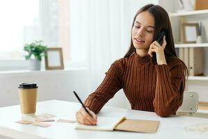 ragazza il computer portatile apprendimento Sorridi blogger autoscatto formazione scolastica alunno Telefono giovane foto