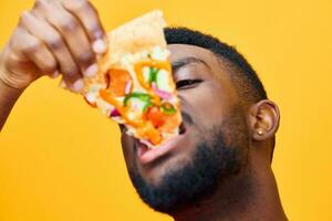 uomo Sorridi tipo veloce nero obesità contento cibo italiano consegna Pizza sfondo cibo foto