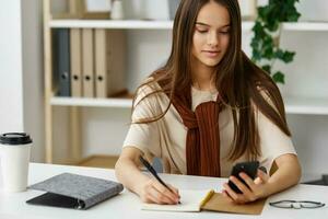 giovane formazione scolastica ragazza Telefono alunno autoscatto Sorridi apprendimento blogger il computer portatile foto