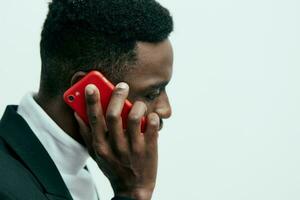 uomo Sorridi Telefono mobile cellulare africano tecnologia uomo d'affari giovane nero contento foto