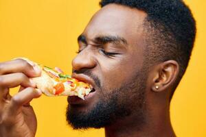 uomo nero sfondo veloce stile di vita cibo consegna Sorridi cibo tipo Pizza in linea contento foto