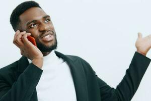 tecnologia uomo giovane contento nero mobile colorato Sorridi africano Telefono uomo d'affari foto