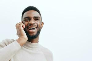 uomo Sorridi del Millennio contento giovane Telefono tecnologia mobile uomo d'affari africano nero foto