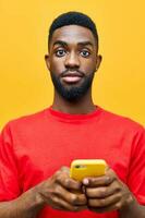uomo Messaggio Telefono giovane africano giallo del Millennio nero contento sfondo tecnologia mobile foto