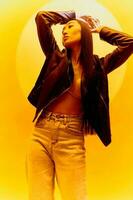 donna stile giallo fricchettone modello di moda corpo colorato asiatico bellezza moda leggero nero foto