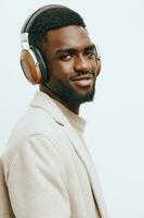 giovane uomo nero dj cuffie testa ritratto americano tipo musica africano sfondo moda foto
