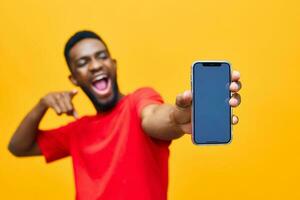 uomo giallo Telefono Sorridi nero contento smartphone africano mobile tecnologia sfondo giovane foto