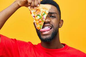 sfondo uomo godere veloce Sorridi tipo nero Pizza contento divertente cibo cibo consegna foto