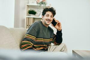 uomo Sorridi stile di vita Telefono casa cellula foto