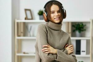 giovane donna caucasico interno auricolari cuffie alunno musica contento appartamento casa foto