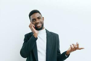 Sorridi uomo giovane Telefono schermo mobile contento africano tecnologia uomo d'affari nero foto