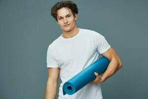 uomo mani esercizio fitness studio giovane in forma sport yoga tipo stuoia sfondo foto