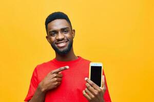 uomo nero giallo sfondo Telefono mobile mobile cellulare contento giovane africano tecnologia Telefono foto
