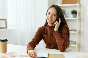 blogger alunno giovane il computer portatile Telefono apprendimento autoscatto formazione scolastica ragazza Sorridi foto