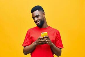 uomo tecnologia attività commerciale mobile contento africano sfondo giallo Telefono Internet nero giovane foto