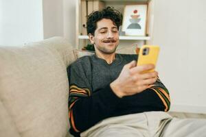 uomo stile di vita digitando casa Messaggio Telefono foto