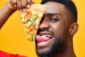 uomo nero tipo consegna studio Sorridi cibo contento veloce Pizza cibo sfondo rosso foto
